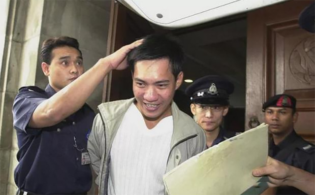 新加坡男子自爆出轨，被识破骗15岁孩子杀妻，被捕全程带微笑