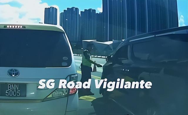马来西亚车辆彪悍冲破新加坡警戒路障，堪称现实版的《狂飙》
