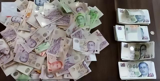 中国小哥吐槽：我被沾色的新加坡钞票害惨了，差点挨揍送局子