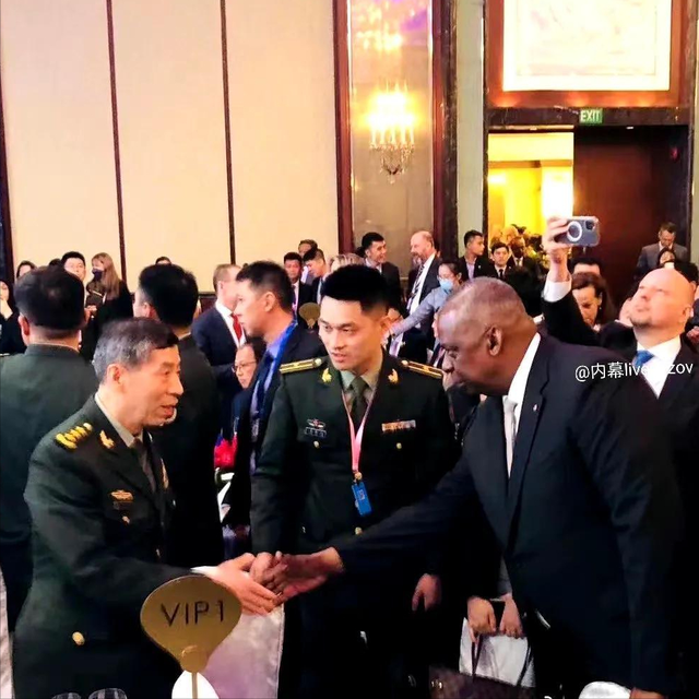 新加坡为促进中美两国互动交流，可谓良苦用心，巧妙安排