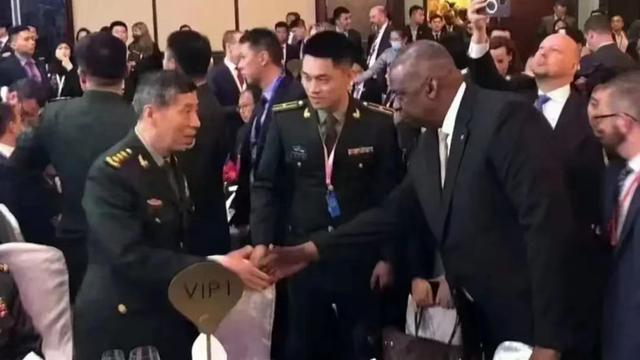 中国防长和美防长握手，美国低姿态了!日本讨好美国，中日美？
