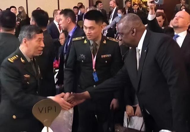 中美防长见了，5个细节看不一样的中国与美国，美：握手不是奖励