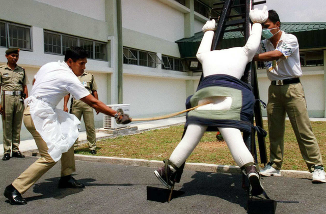 有人说新加坡很好，但你听说过新加坡这些奇葩法律和鞭刑吗？