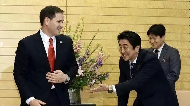 中国防长和美防长握手，美国低姿态了!日本讨好美国，中日美？