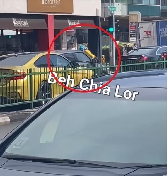 公路争霸！新加坡女骑士冒险跳上轿车引发连环追逐引网友疯传