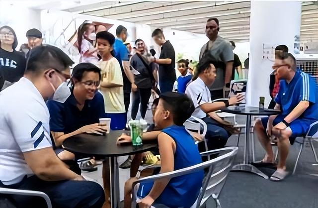新加坡警察局“咖啡馆”现场人山人海，警察才是流量C位