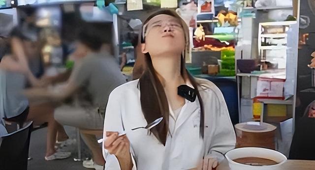 中国女网红爆料：新加坡近50%摊位售卖的鸡饭含类大便物质