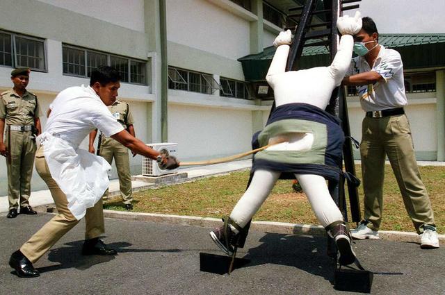 恐怖的新加坡鞭刑：挨上三鞭直接休克，没有人能抗住24鞭