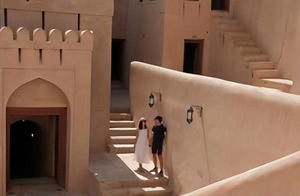 新加坡情侣放弃租房生活选择周游世界走红，居然在朝鲜留影