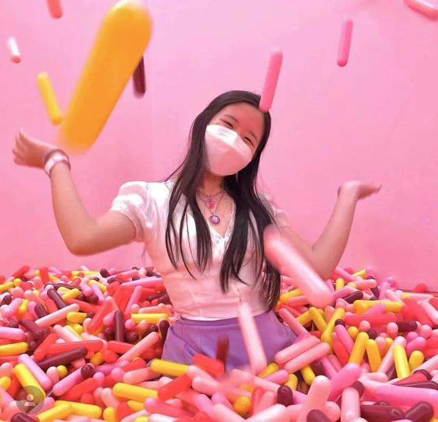 新加坡冰淇淋博物馆推出亚洲最大“彩虹泳池”！冰淇凌免费吃