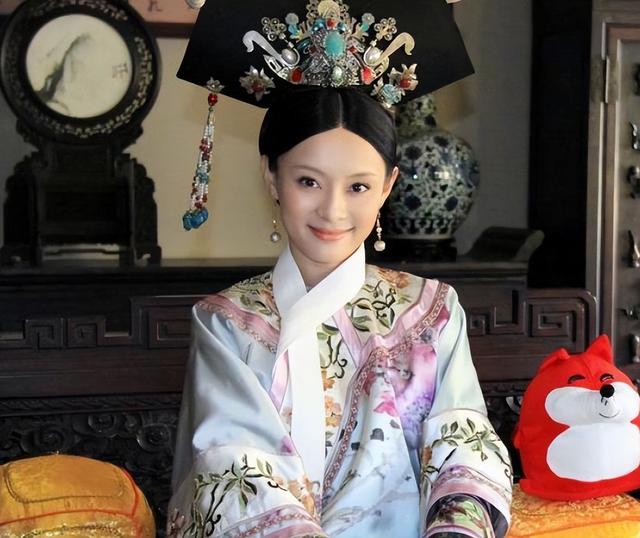 孙俪携儿女新加坡游玩！一身黑衣十分低调，儿子正脸酷似翻版妈妈