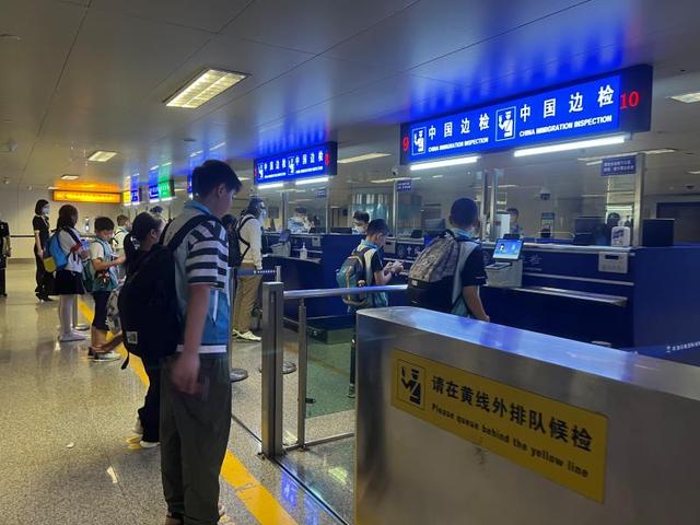 天津机场边检站保障我国赴新加坡某中学访学团快捷通关