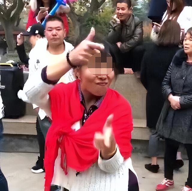 一群大妈在加拿大商场跳舞，外国网友：这里不是中国，不会惯你们