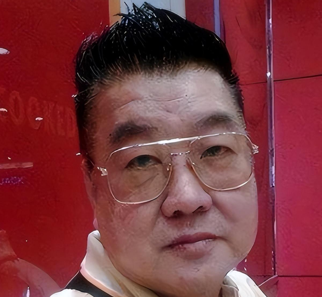 新加坡女婿当街被捅死，老丈人阻止旁人施救，这是我女婿，让他死