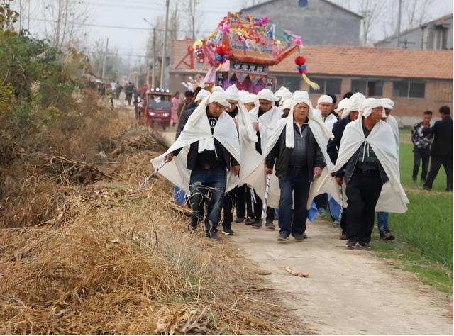 英国将首推“水葬”：沸水煮遗体4小时，比火葬更环保对遗体温和