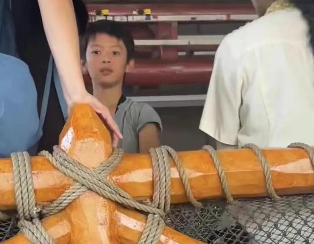 孙俪带娃游新加坡，素颜发福带娃汗流浃背，儿子越长越帅如港星