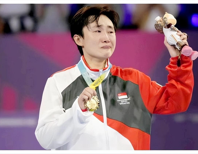 新加坡乒乓名将冯天薇，因病无奈出国打球，成为世界冠军