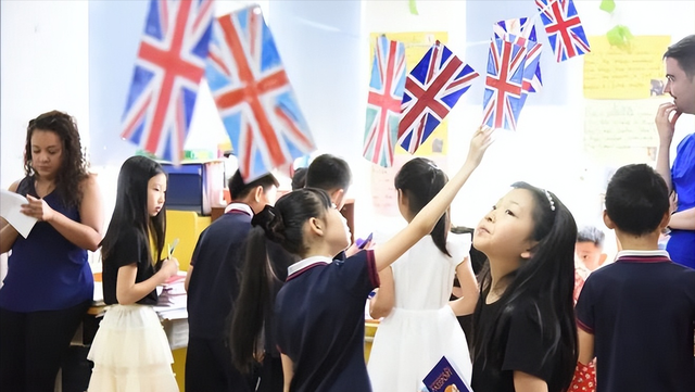 新加坡近七成华人，为什么英语是官方语言？李光耀：汉语不占优势