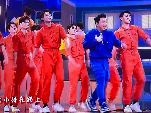 从“技工”到时尚达人，新加坡男子“工装”穿搭走红澳洲