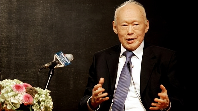 新加坡近七成华人，为什么英语是官方语言？李光耀：汉语不占优势