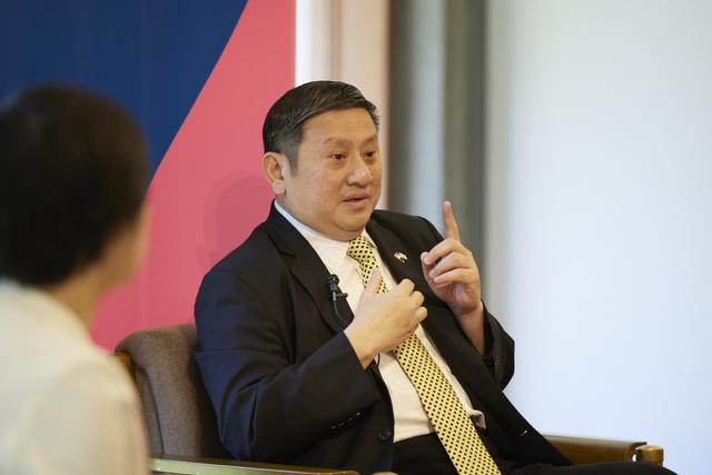 新加坡驻华大使：大象打架，小草被踩受罪，新加坡当然不想被踩