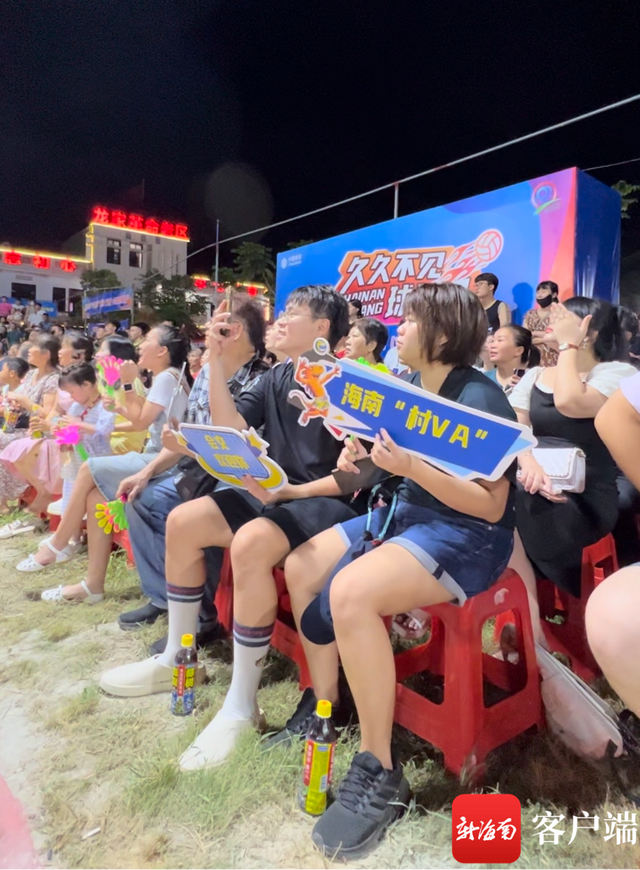 视频 | 新加坡华侨现场观看海南“村VA”比赛：看球员光脚打球很稀奇