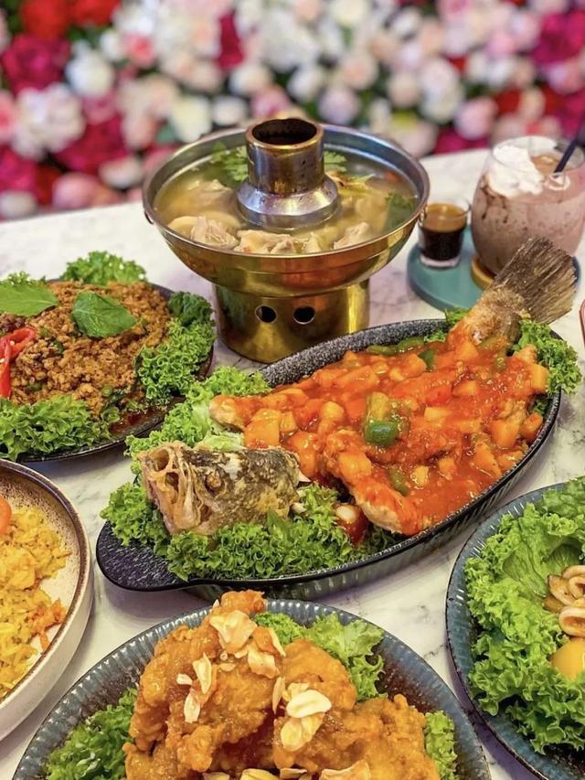 新加坡隐藏在篮球场里的宝藏泰式咖啡店，世外桃源~