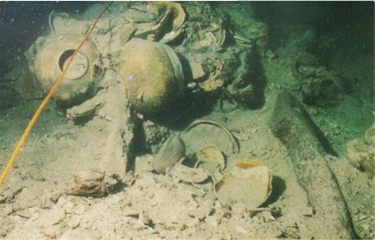 1998年，印尼发现的阿拉伯沉船，专家发现6万多件都是唐朝文物