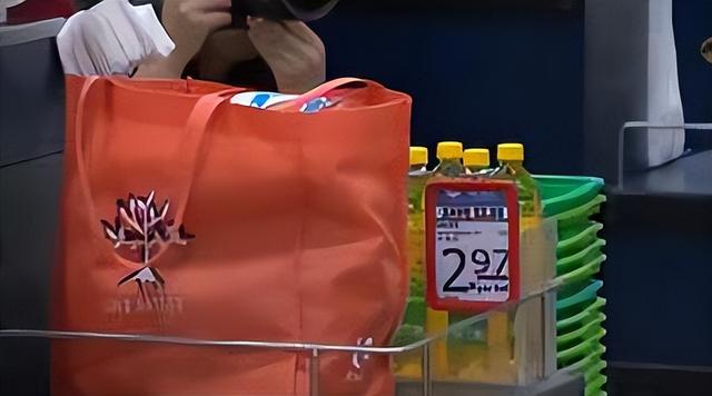 新加坡超市一次性购物袋开启“收费元年”，谈钱就对了