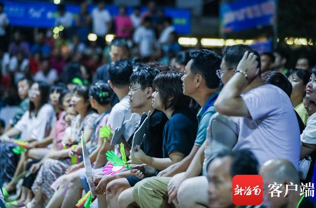 视频 | 新加坡华侨现场观看海南“村VA”比赛：看球员光脚打球很稀奇
