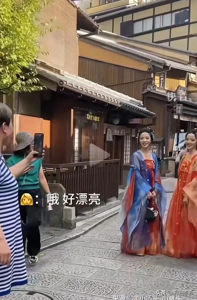 把对比拿出来：中国姑娘穿和服逛烈士陵园！穿汉服逛日本大街！